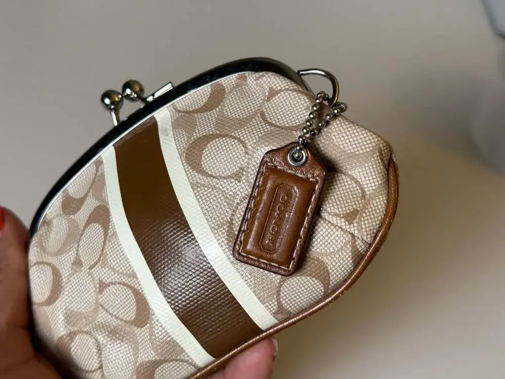 Vintage kiss lock coach change purse